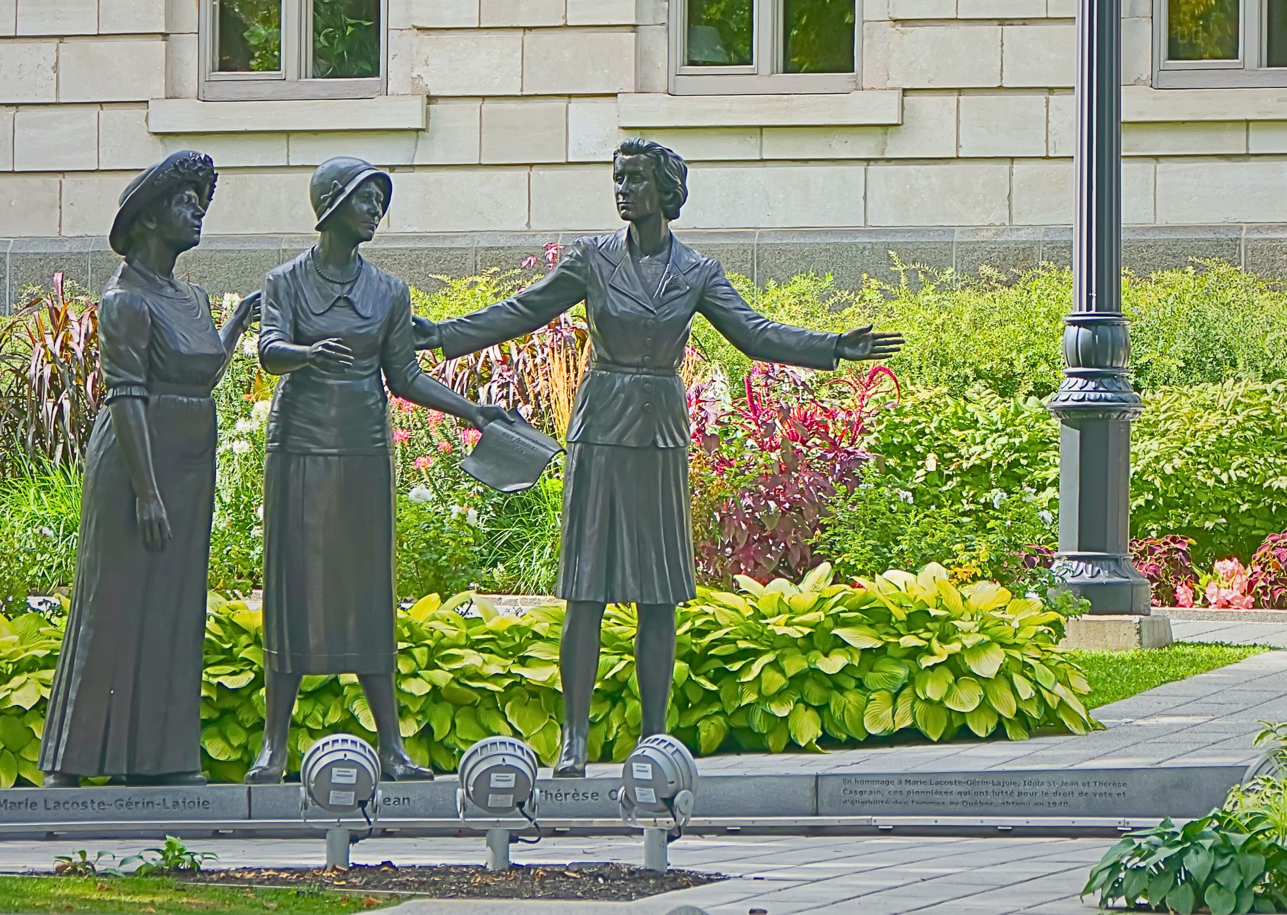 Skulptūra prie Montrealio Parlamento atminti moterų kovą už savo teises dalyvauti politikoje.